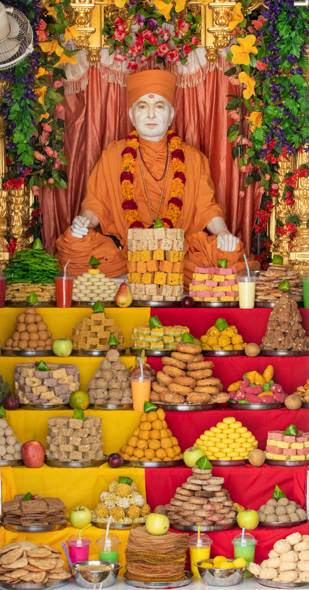 Annakut offered to Brahmaswarup Pramukh Swami Maharaj