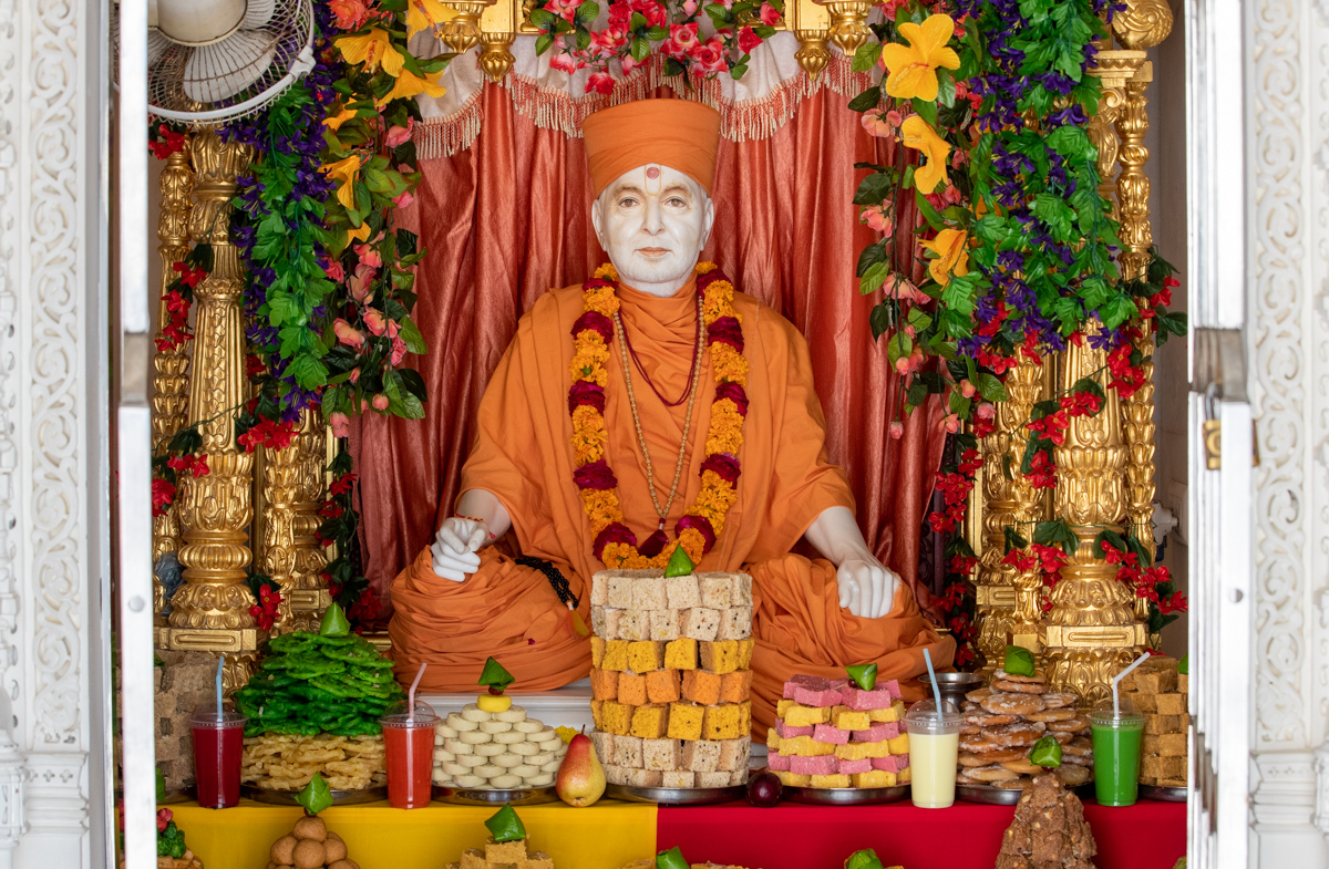 Annakut offered to Brahmaswarup Pramukh Swami Maharaj