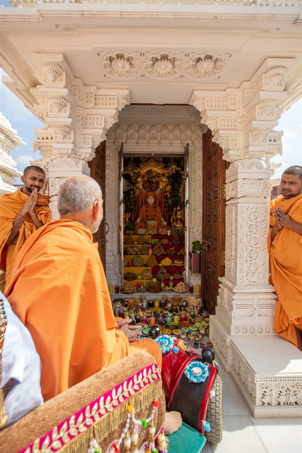 Swamishri engrossed in darshan 