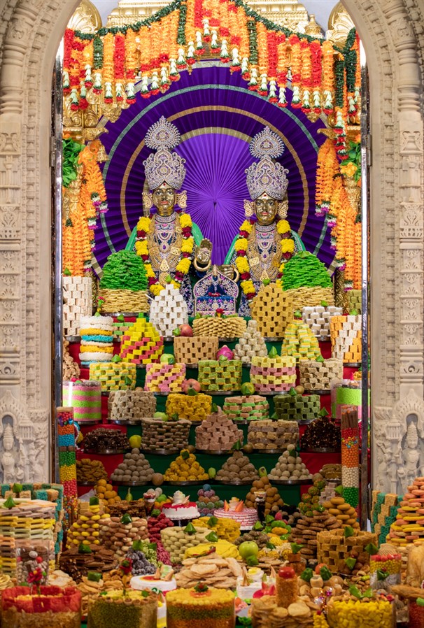 Annakut offered to Shri Akshar-Purushottam Maharaj