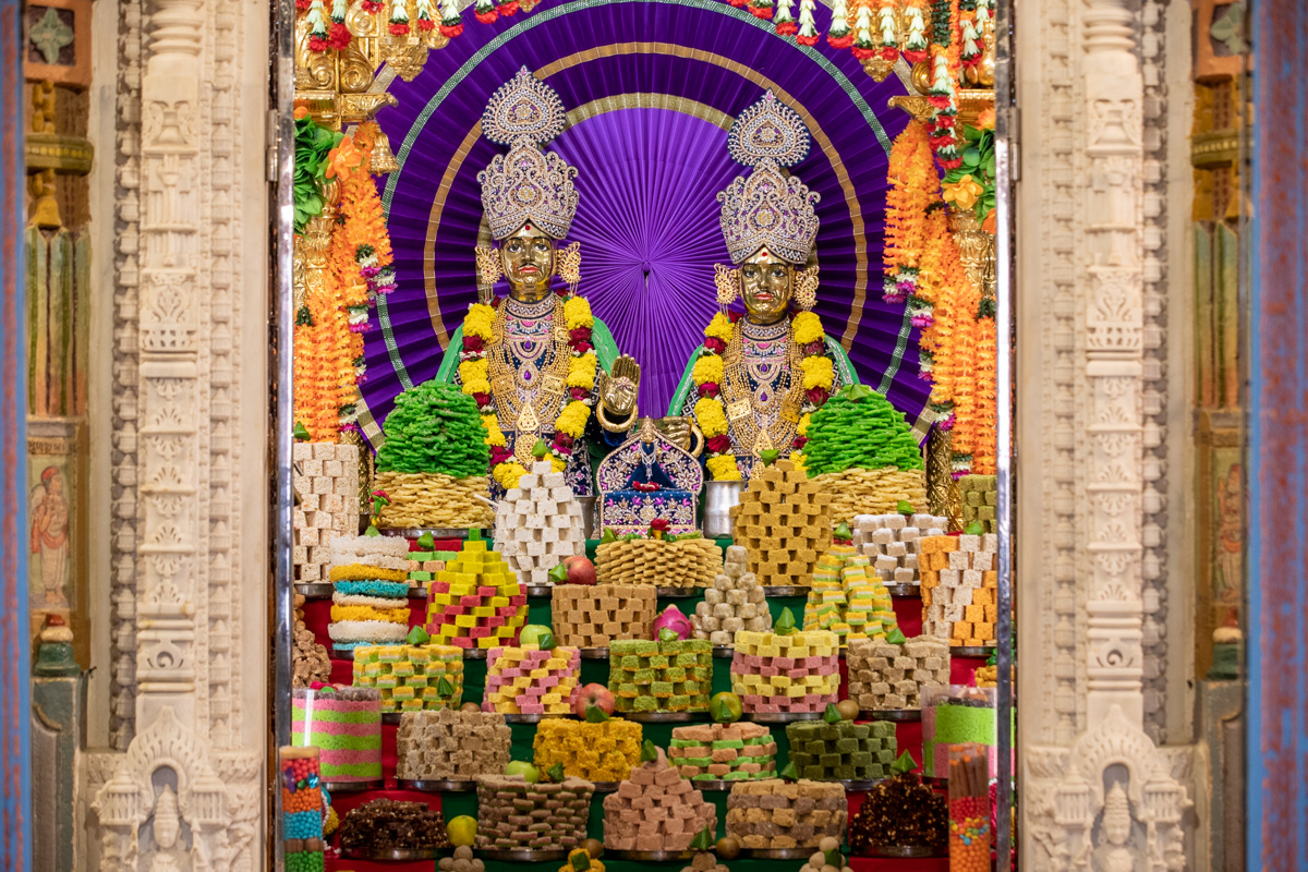 Annakut offered to Shri Akshar-Purushottam Maharaj