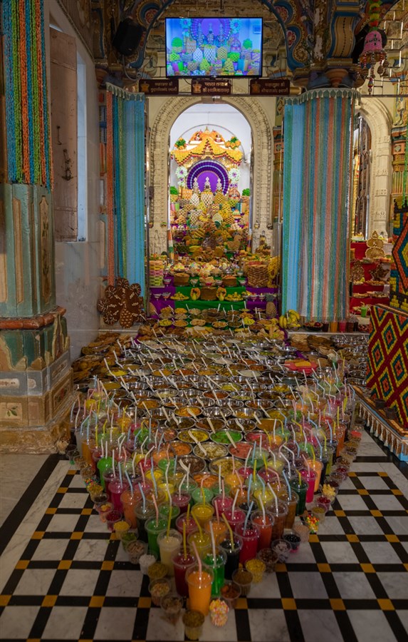 Annakut offered to Bhagwan Swaminarayan, Aksharbrahman Gunatitanand Swami and Shri Gopalanand Swami