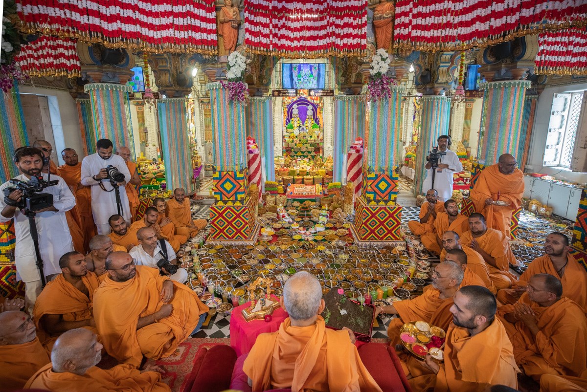 Swamishri doing darshan of annakut offered to Thakorji