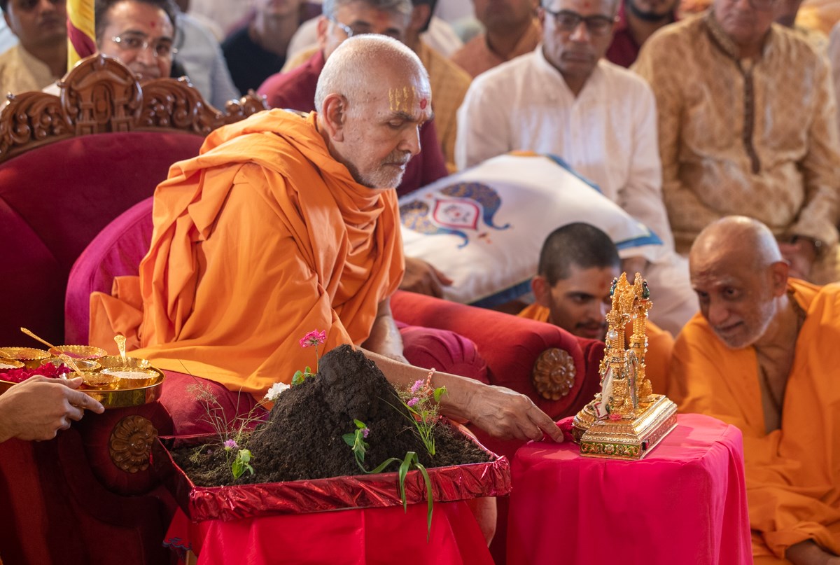 Swamishri performs pujan of Shri Harikrishna Maharaj