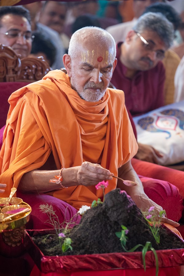 Swamishri performs Goverdhan puja