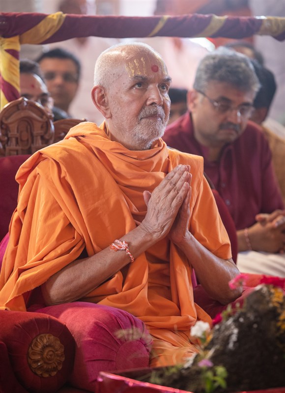 Swamishri engrossed in darshan