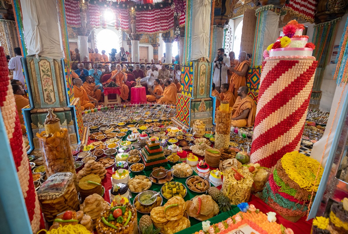 Swamishri performs the annakut arti