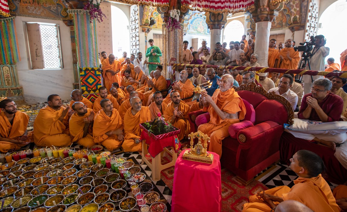 Swamishri performs the annakut arti