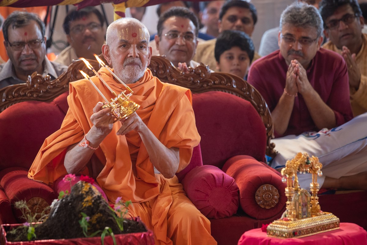 Swamishri performs the annakut arti