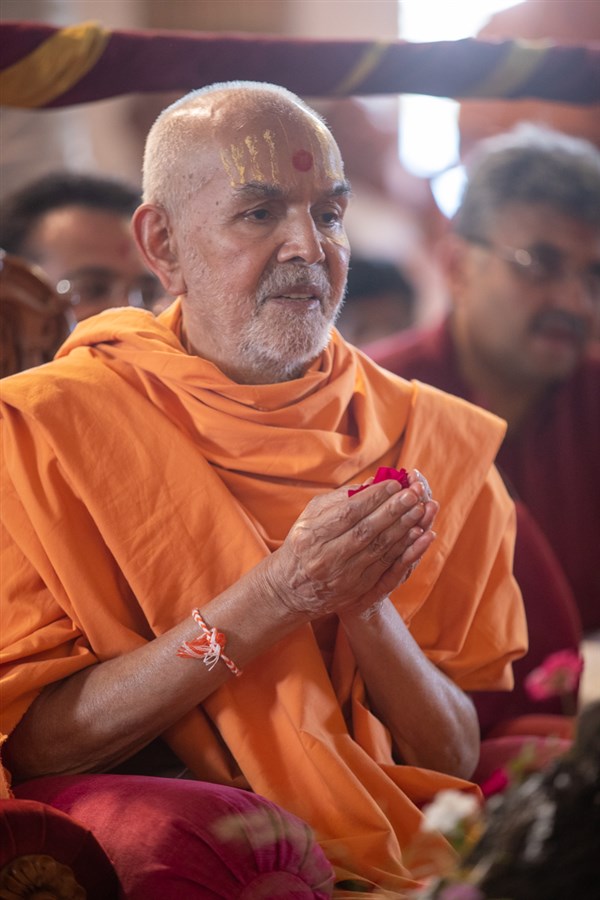 Swamishri offers mantra-pushpanjali