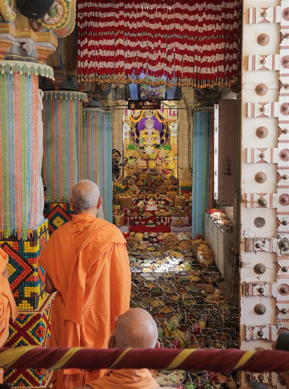 Swamishri doing darshan of annakut offered to Shri Ghanshyam Maharaj