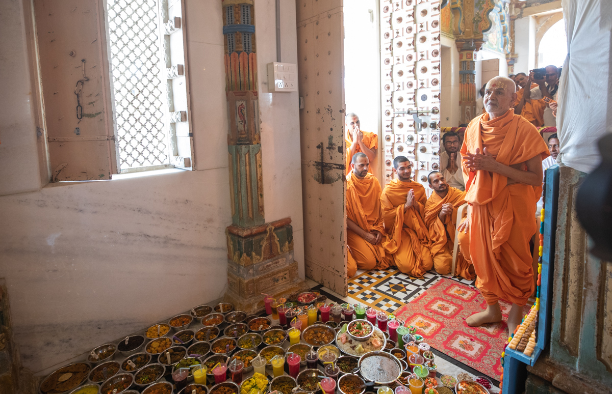 Swamishri doing darshan of annakut offered to Shri Ghanshyam Maharaj