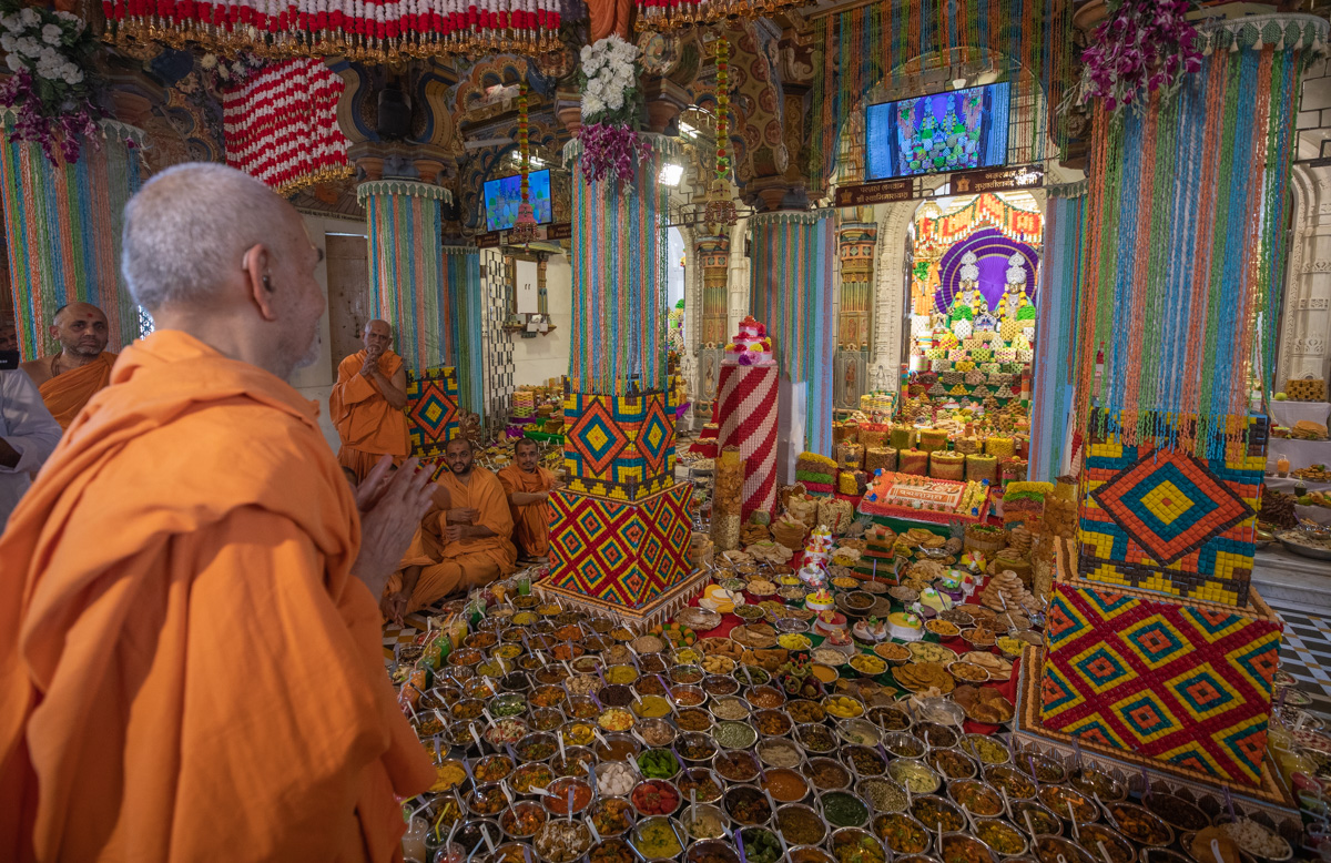 Swamishri doing darshan of annakut offered to Shri Akshar-Purushottam Maharaj
