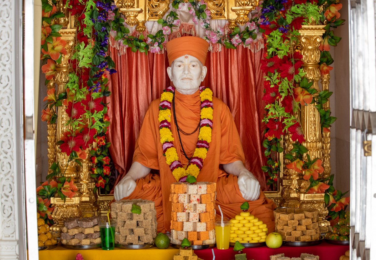 Annakut offered to Brahmaswarup Shastriji Maharaj