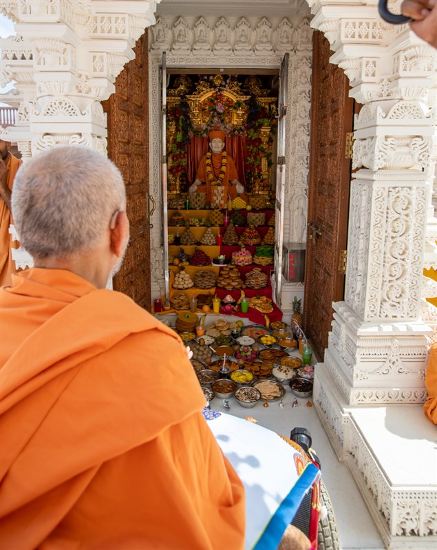 Swamishri engrossed in darshan