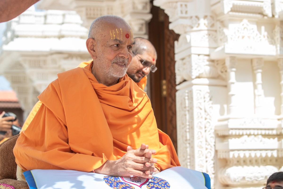 Swamishri greets all with folded hands