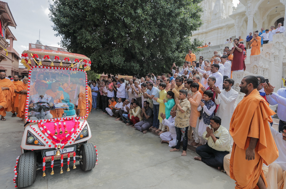 Devotees doing darshan of Swamishri