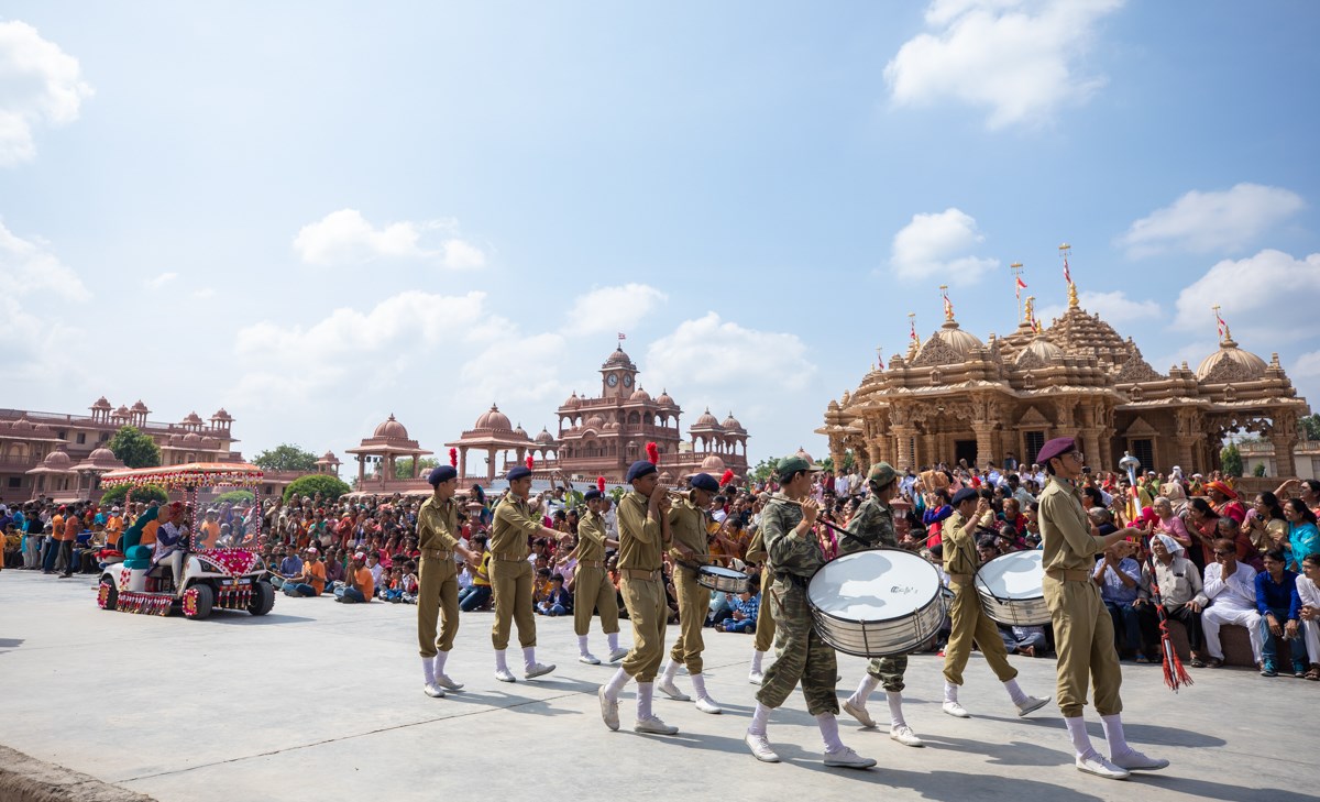 Students of Swaminarayan Vidyamandir, Gondal, lead Swamishri