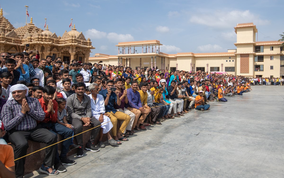 Devotees doing darshan of Swamishri