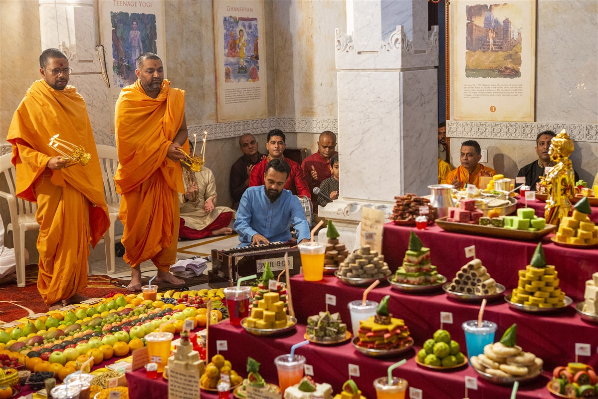 Pujya Swamis perform arti
