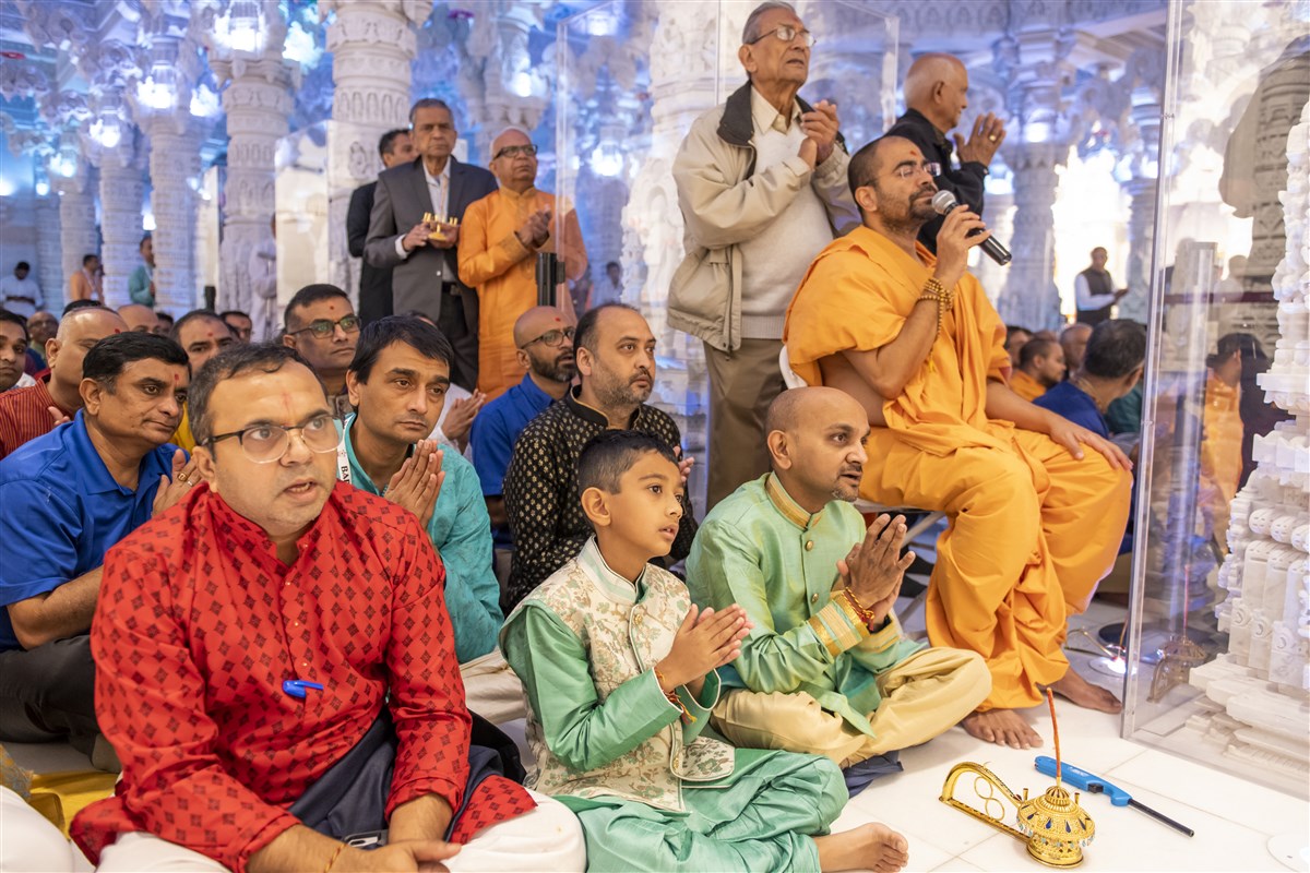 Pujya Swamis and devotees sing thal