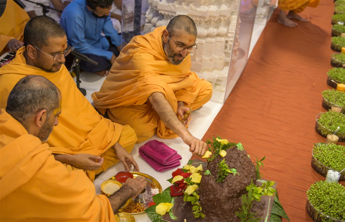 Pujya Swamis perform annakut rituals