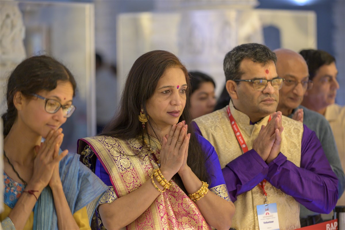 Devotees and well-wishers engaged in the annakut darshan