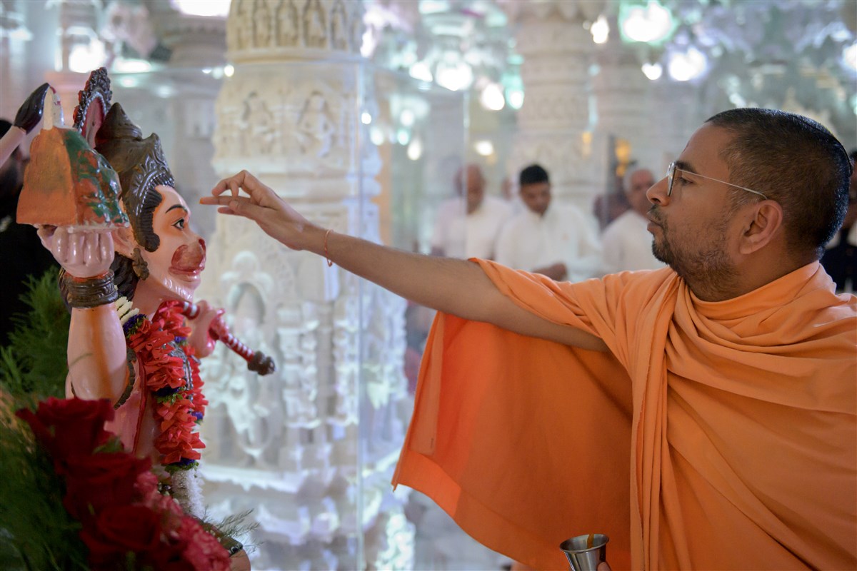 Pujya Swami performs Hanuman Pujan rituals on Kali Chaudas