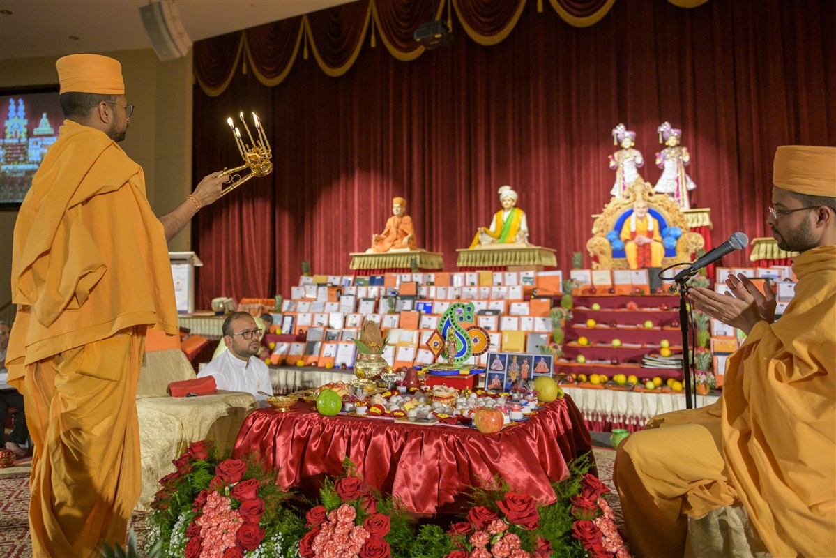 Pujya Swamis performs aarti