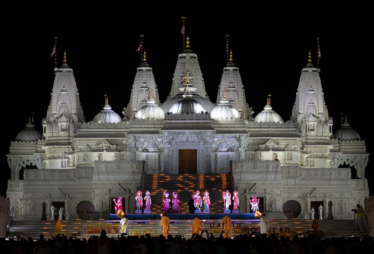 Pujya Swamis perform the maha aarti