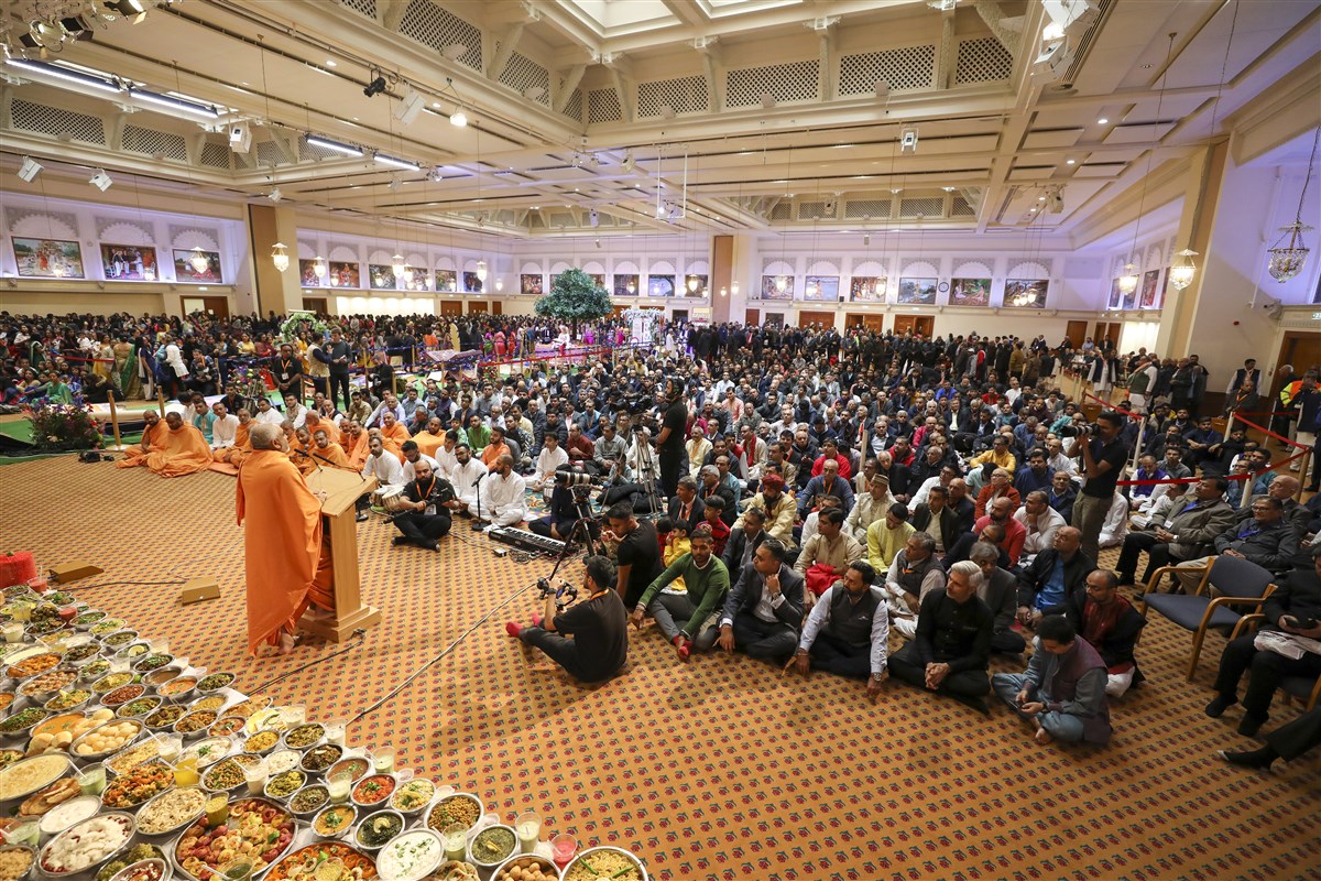 Yogvivek Swami conveyed Mahant Swami Maharaj's blessings for the New Year to all those gathered