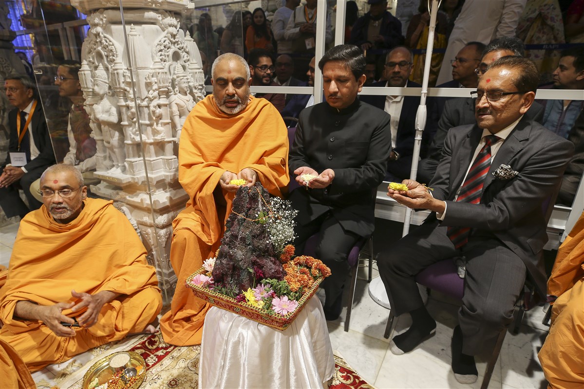 Yogvivek Swami (Head Swami of BAPS Shri Swaminarayan Mandir), Mr Charanjeet Singh (Deputy High Commissioner of India to the UK) and Jitubhai Patel (trustee of BAPS for UK & Europe) performed the New Year's Govardhan Puja