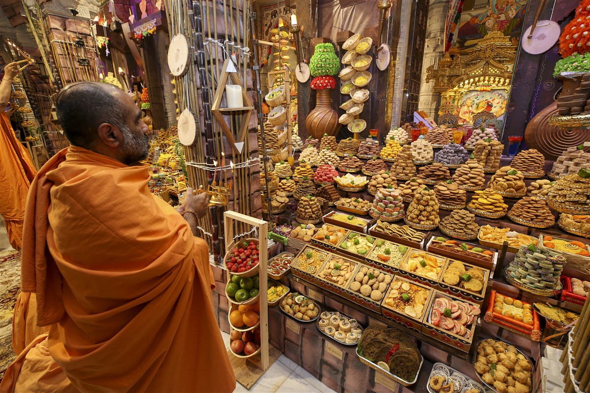 Satyavrat Swami performed the mandir annakut arti