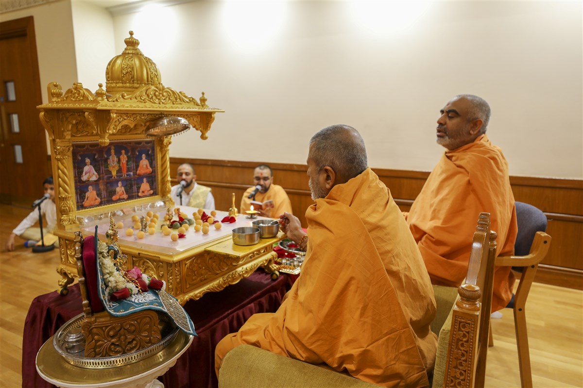Gnanyagna Swami and Yogvivek Swami performed the first mahapuja of the New Year