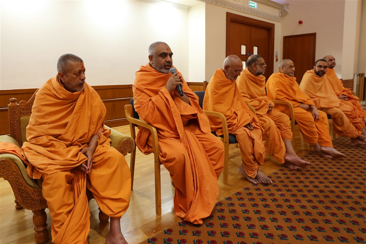 Yogvivek Swami addressed the devotees after the New Year's mahapuja