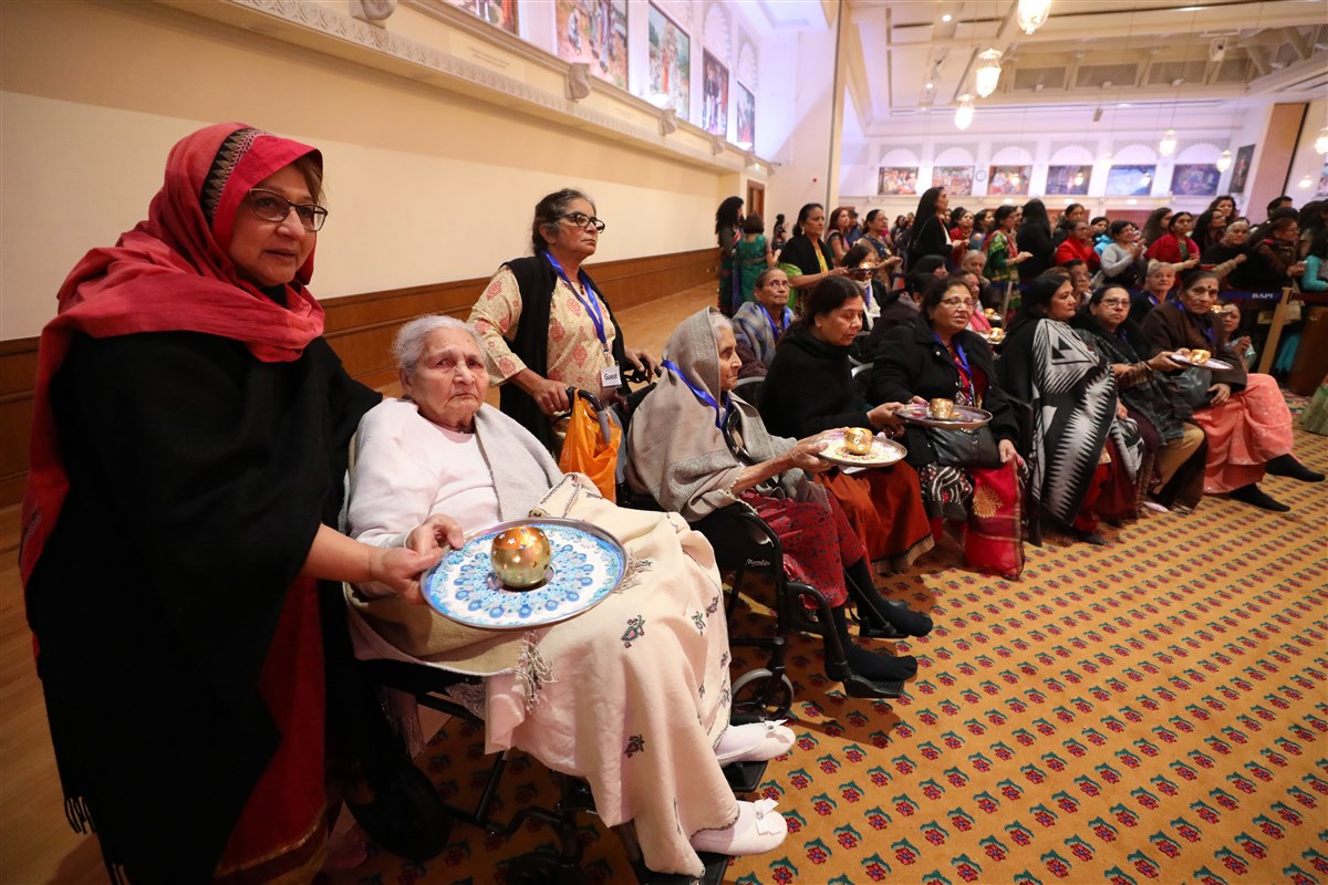 Visitors of all ages and backgrounds participated in the arti every half-hour
