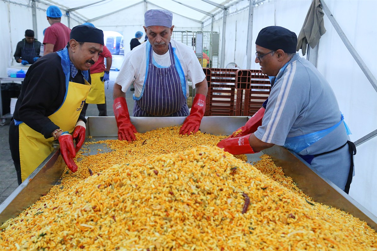 Volunteers prepare the chevdo for the visitors' prasad