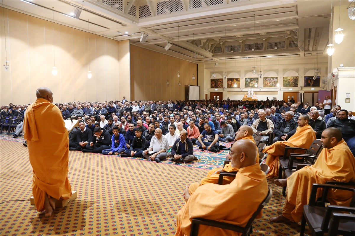 Yogvivek Swami addresses a volunteer briefing session