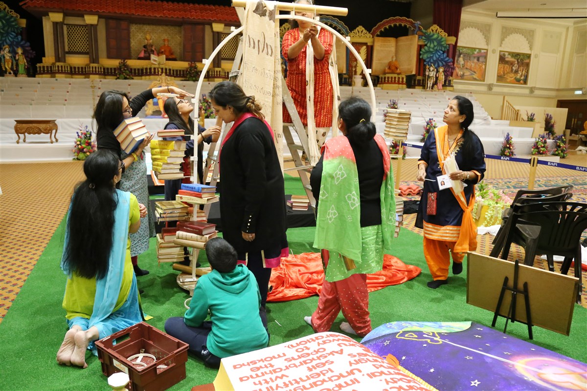 Volunteers prepare the thematic decoration