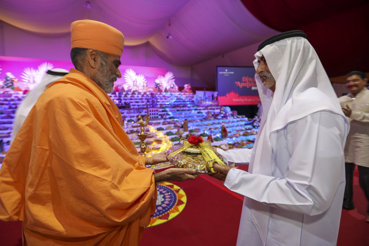 Anandswarup Swami welcomes H.E. Sheikh Nahayan Mabarak Al Nahayan