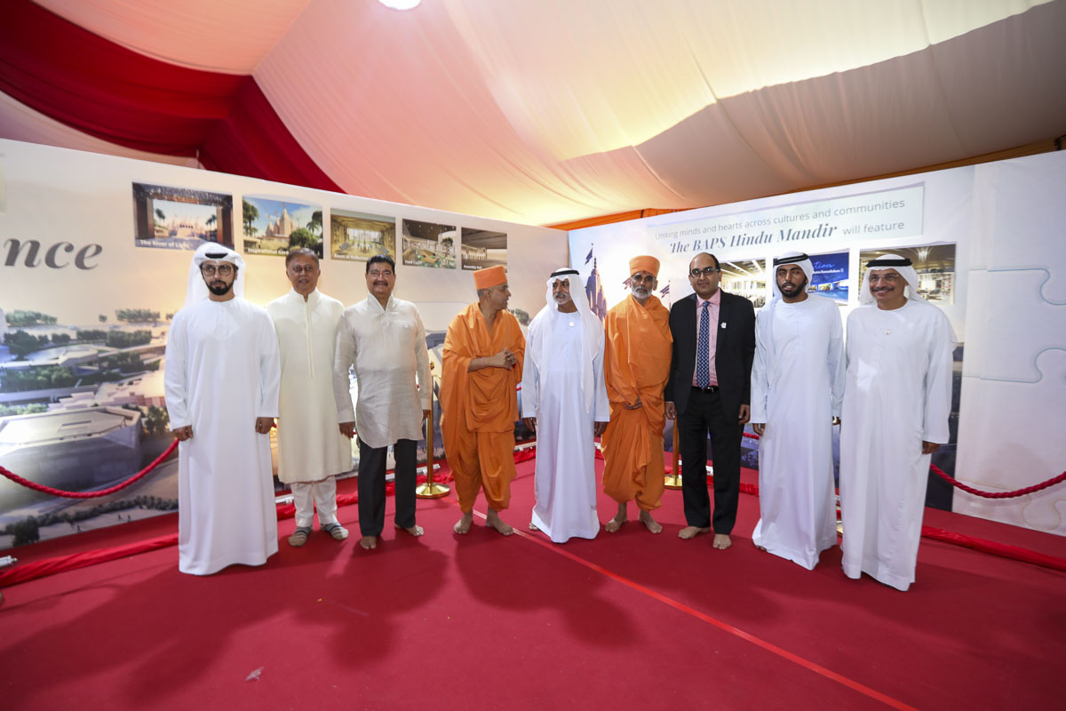 H.E. Sheikh Nahayan Mabarak Al Nahayan with Pujya Anandswarup Swami, Pujya Brahmavihari Swami, Consul General Shri Vipulji, Dr. B.R. Shetty and other dignitaries