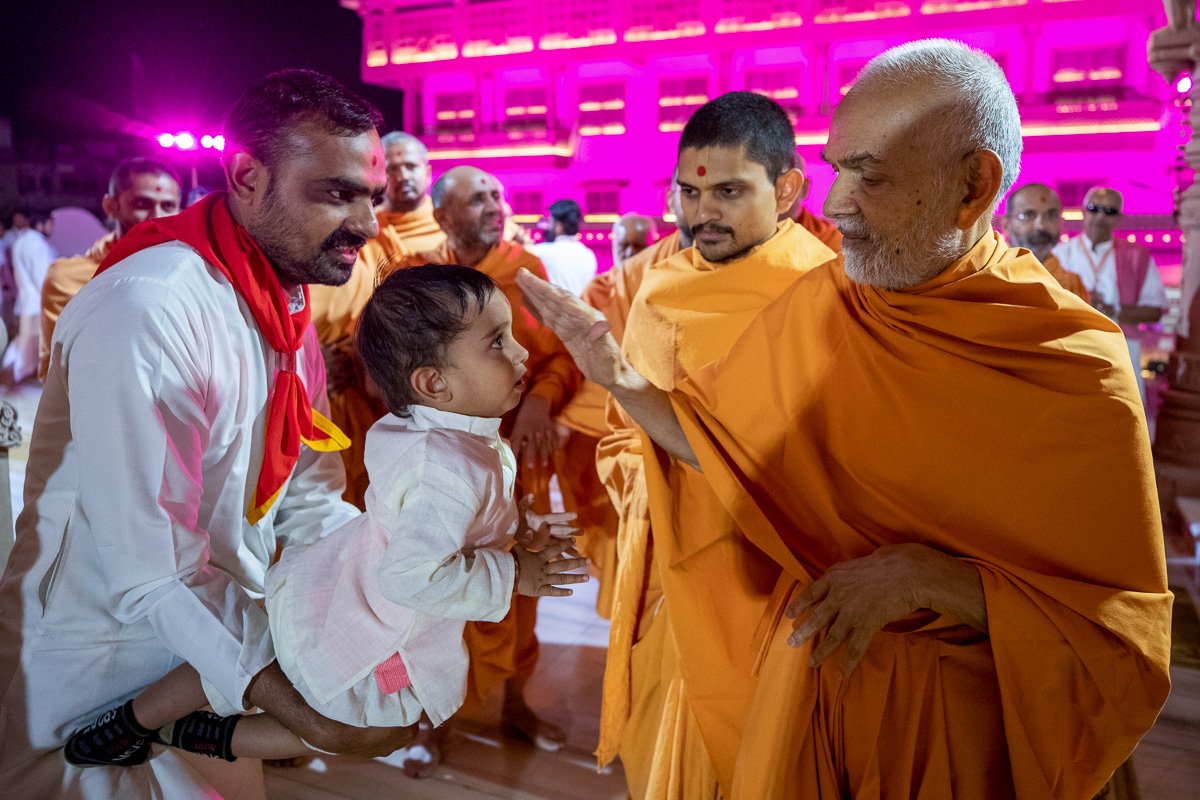 Swamishri blesses a child