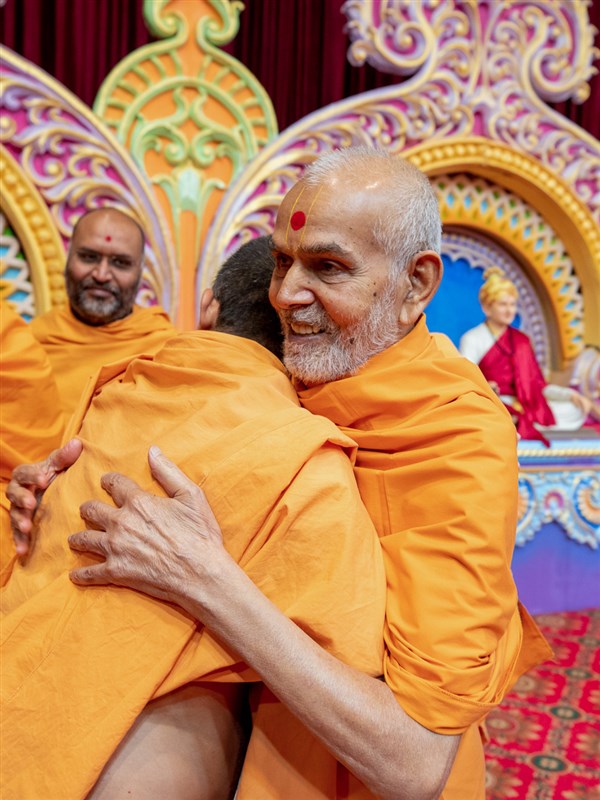 Swamishri blesses Apurvamuni Swami