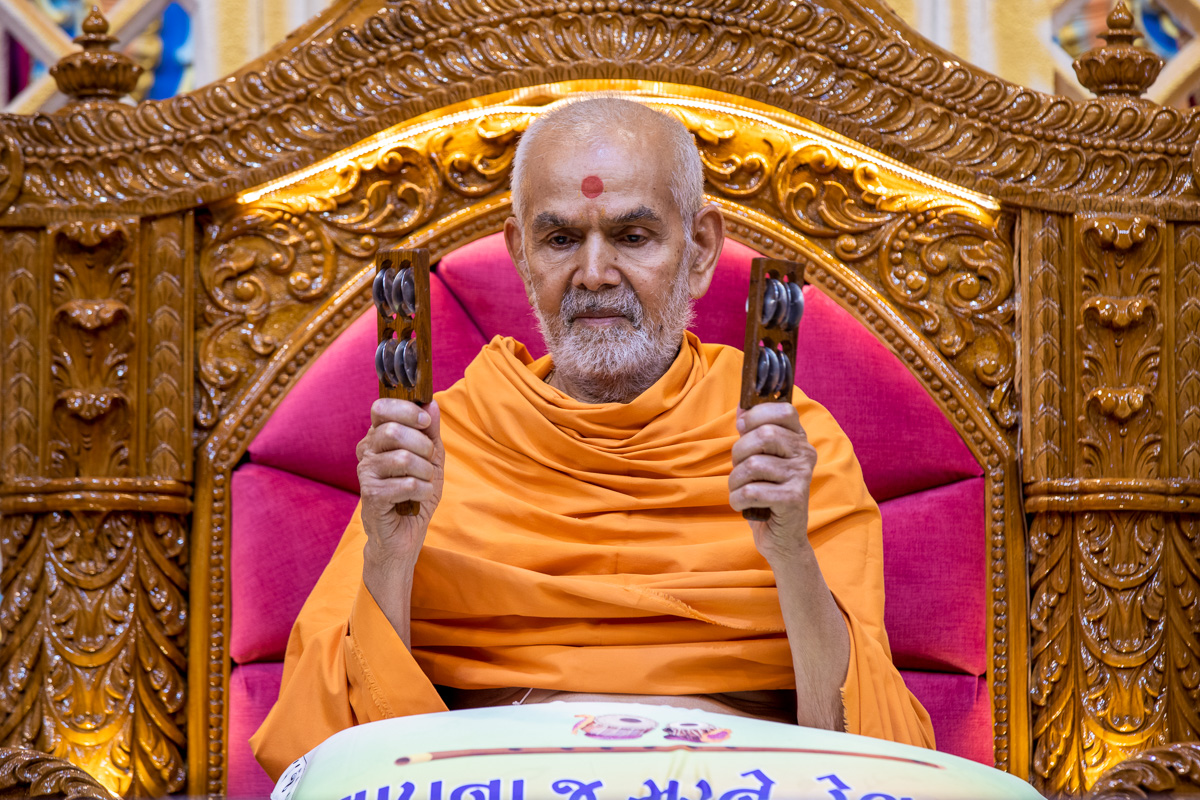Swamishri plays the kartals