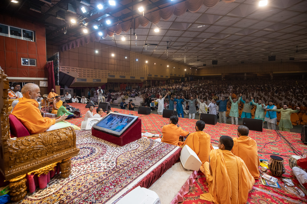 Devotees rejoice before Swamishri