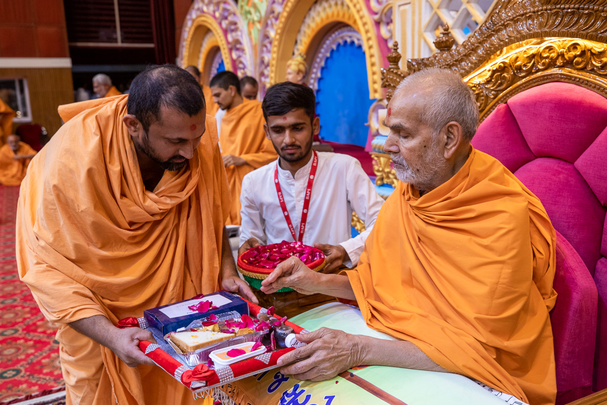 Swamishri sanctifies prasad for devotees