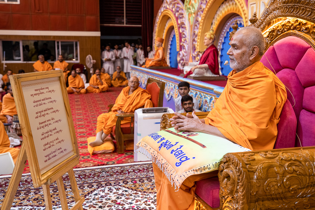 Swamishri sings a kirtan 'Akshar-Purushottam Dayalu Prabhu Akshar-Purushottam...'