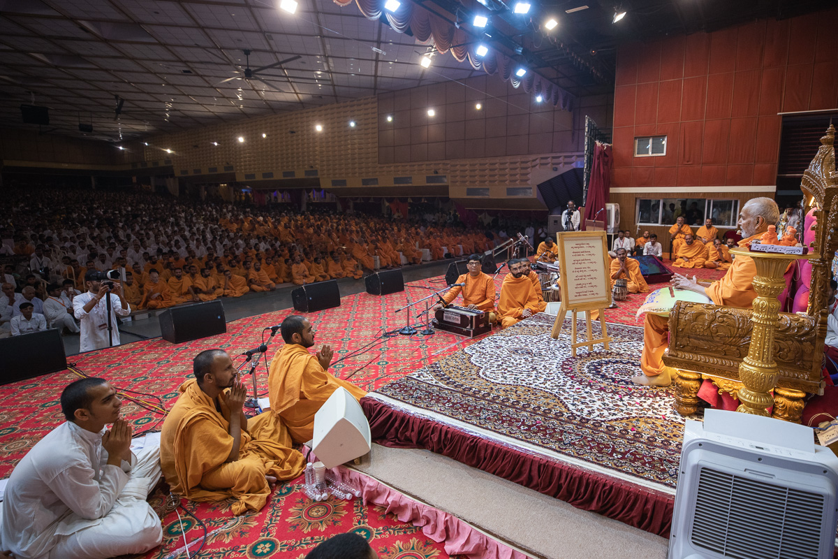 Swamishri sings a kirtan 