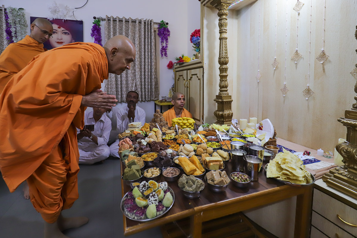 Swamishri engrossed in darshan of thal being offered to  Shri Harikrishna Maharaj