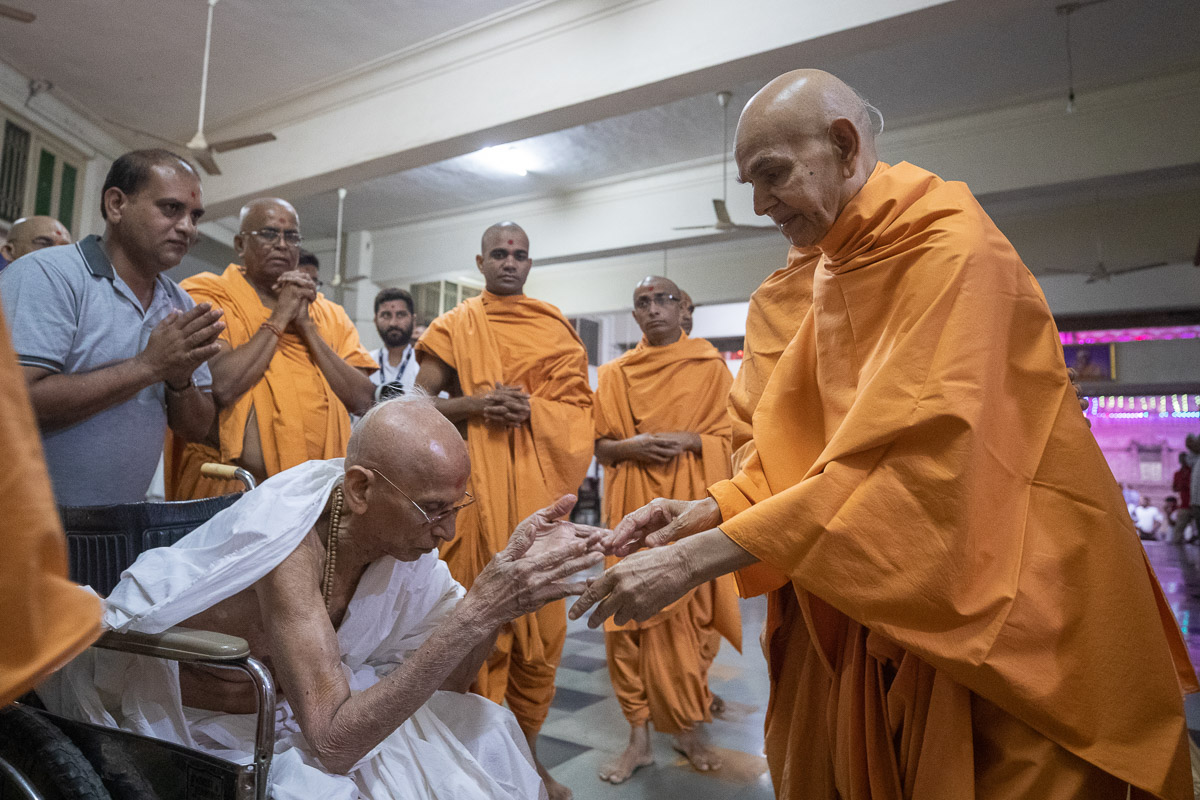 Swamishri blesses a parshad